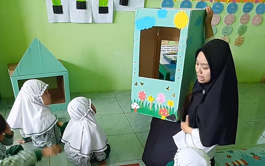 Panggung Boneka dari Kardus Bekas: Media Edukasi Kreatif untuk Anak Usia Dini