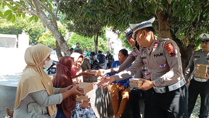 Jumat Berkah Satlantas Polres Pekalongan, Bagikan 100 Paket Makan Siang Untuk Pekerja di Jalan