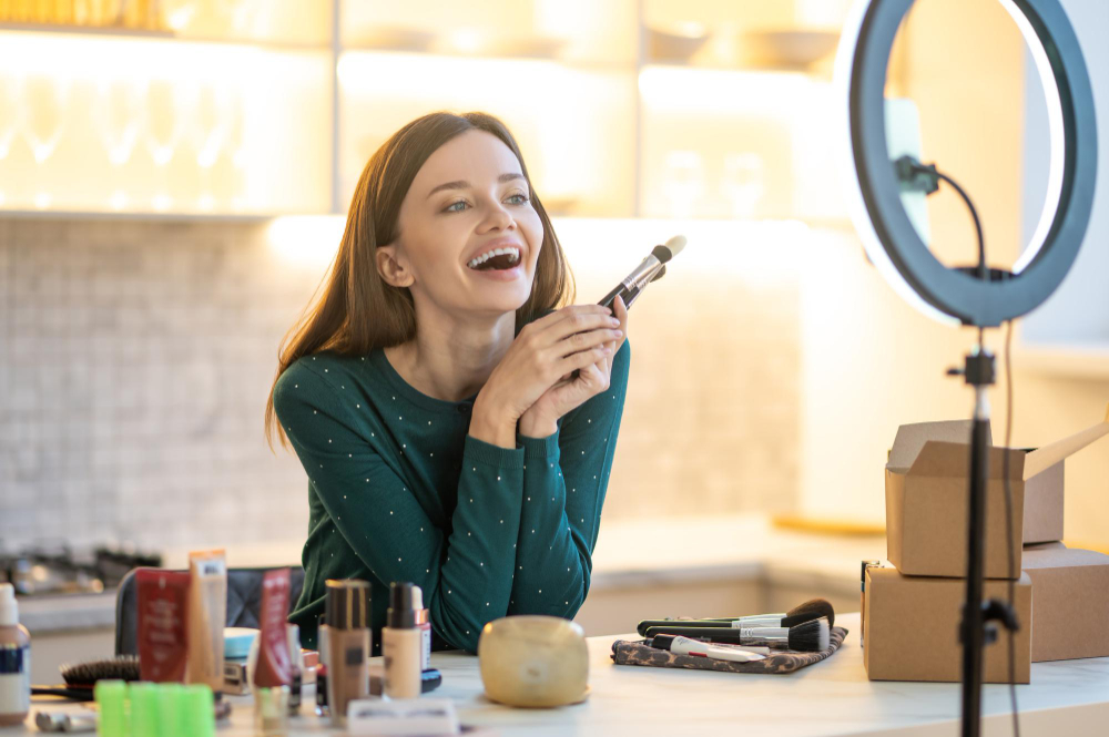 Cuaca Panas Mudah Berkeringat? 6 Tips Makeup Tahan Lama dan Anti Luntur untuk Kamu yang Beraktivitas di Luar 