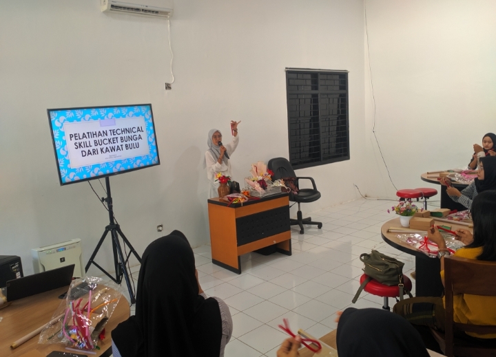 Rumah BUMN Pekalongan Gelar Pelatihan Technical Skill Buket Bunga dari Kawat Bulu
