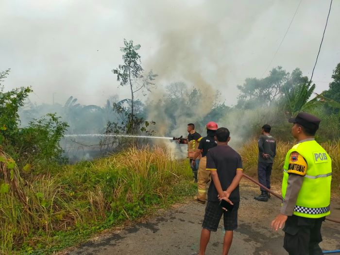 Bakar Sampah Kasur Bekas, Lahan Rumput di Kajen Terbakar