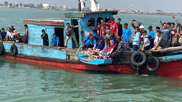 Nelayan Gelar Nyadran, Larung Berbagai Bahan Pangan ke Laut