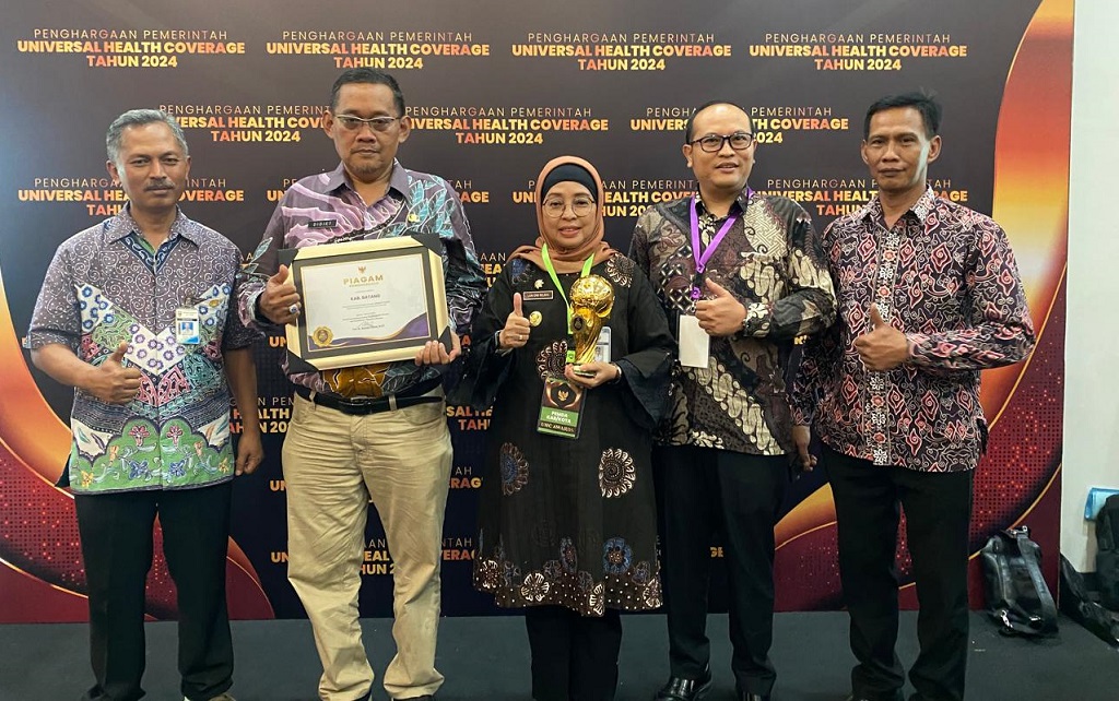 95 Persen Warganya Tercover JKN, Pj Bupati Batang Raih Penghargaan UHC Award 2024