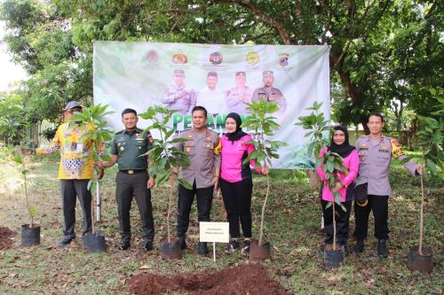 Polres Pekalongan Tanam 100 Bibit Pohon Buah-buahan