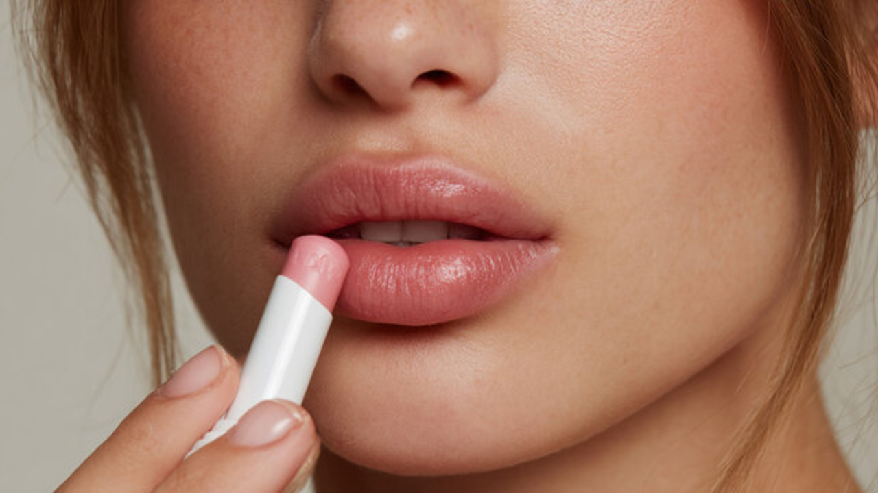 4 Merk Lip Balm untuk Mencerahkan Bibir yang Hitam, Bikin Bibir Cantik