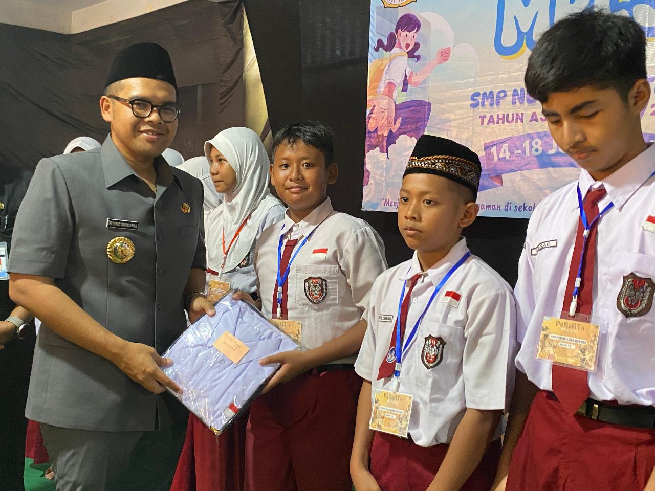 Penuhi Janji Politik Faiz-Suyono,  Bupati Batang Bagikan Seragam Gratis untuk Puluhan Ribu Siswa