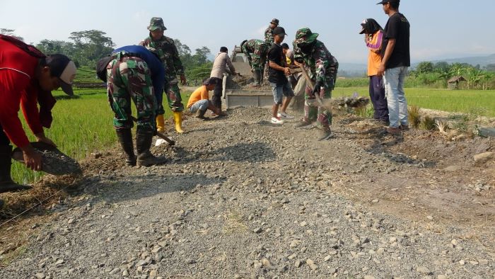 TMMD Bangun Jalan Sepanjang 977,5 Meter di Desa Windurojo