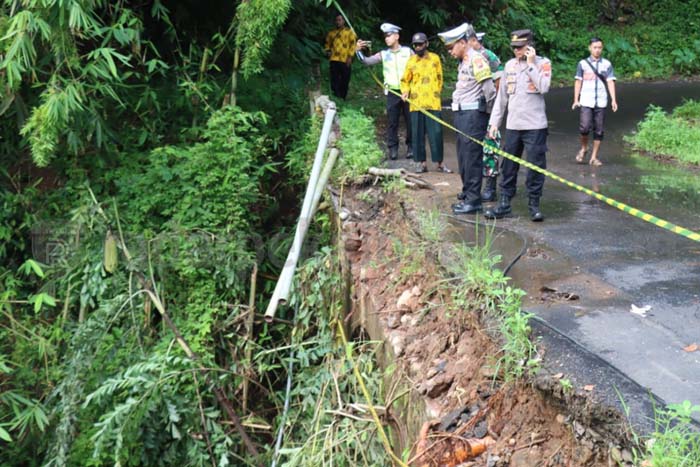 Sayap Jembatan Kali Wedang Ambrol