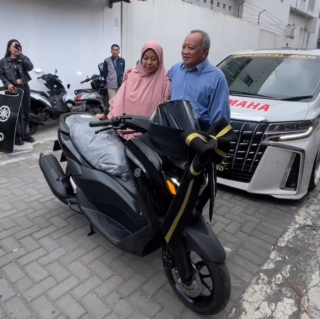 Yamaha Antar NMAX “TURBO” Pakai Mobil Mewah Buat Konsumen di Hari Pelanggan Nasional