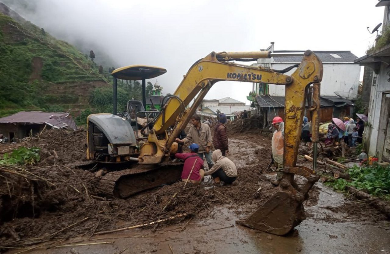 DPUPR Batang Kerahkan Alat Berat Bersihkan Dua Titik Longsor yang Putuskan Akses Jalan dan Pendidikan