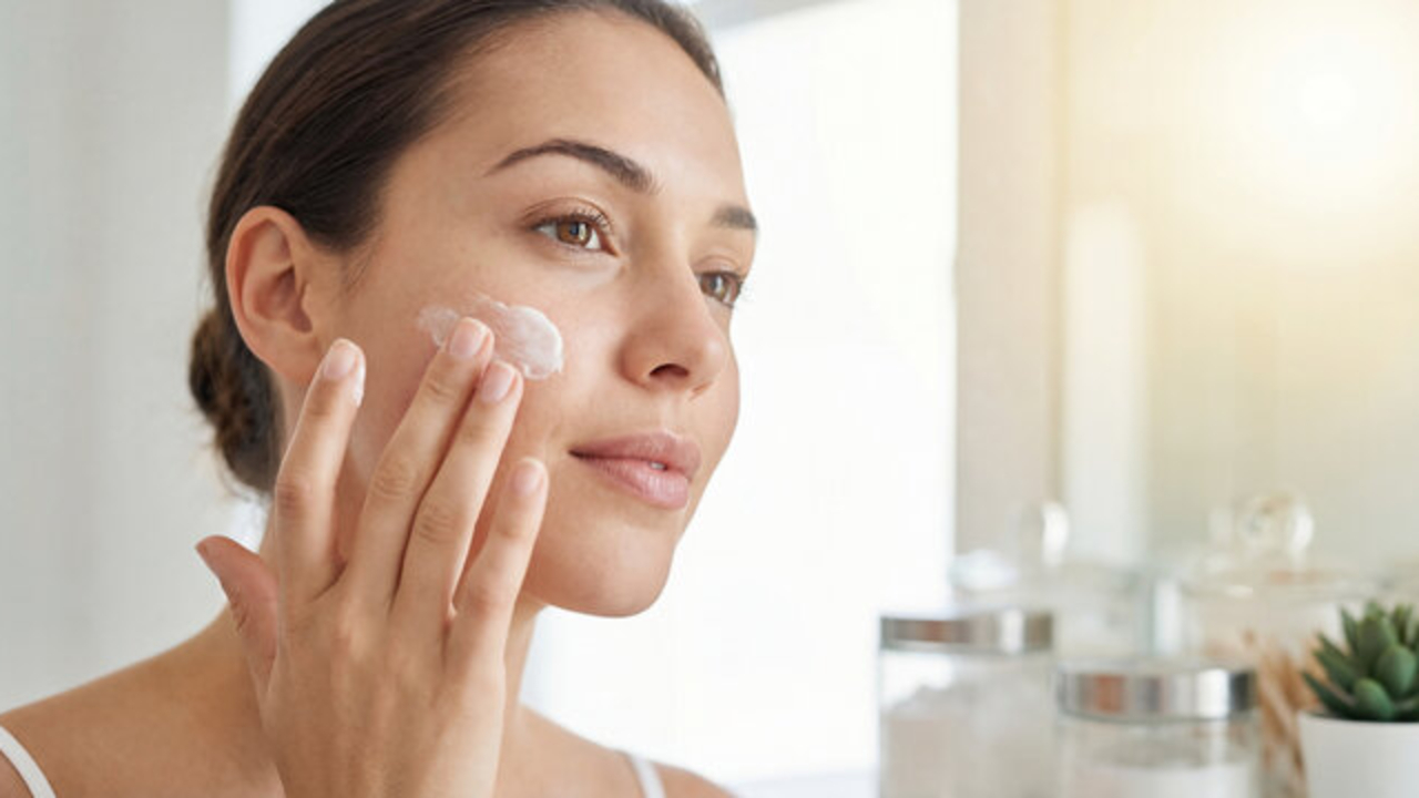 5 Moisturizer Terbaik untuk Flek Hitam Usia 40 Tahun Ke Atas