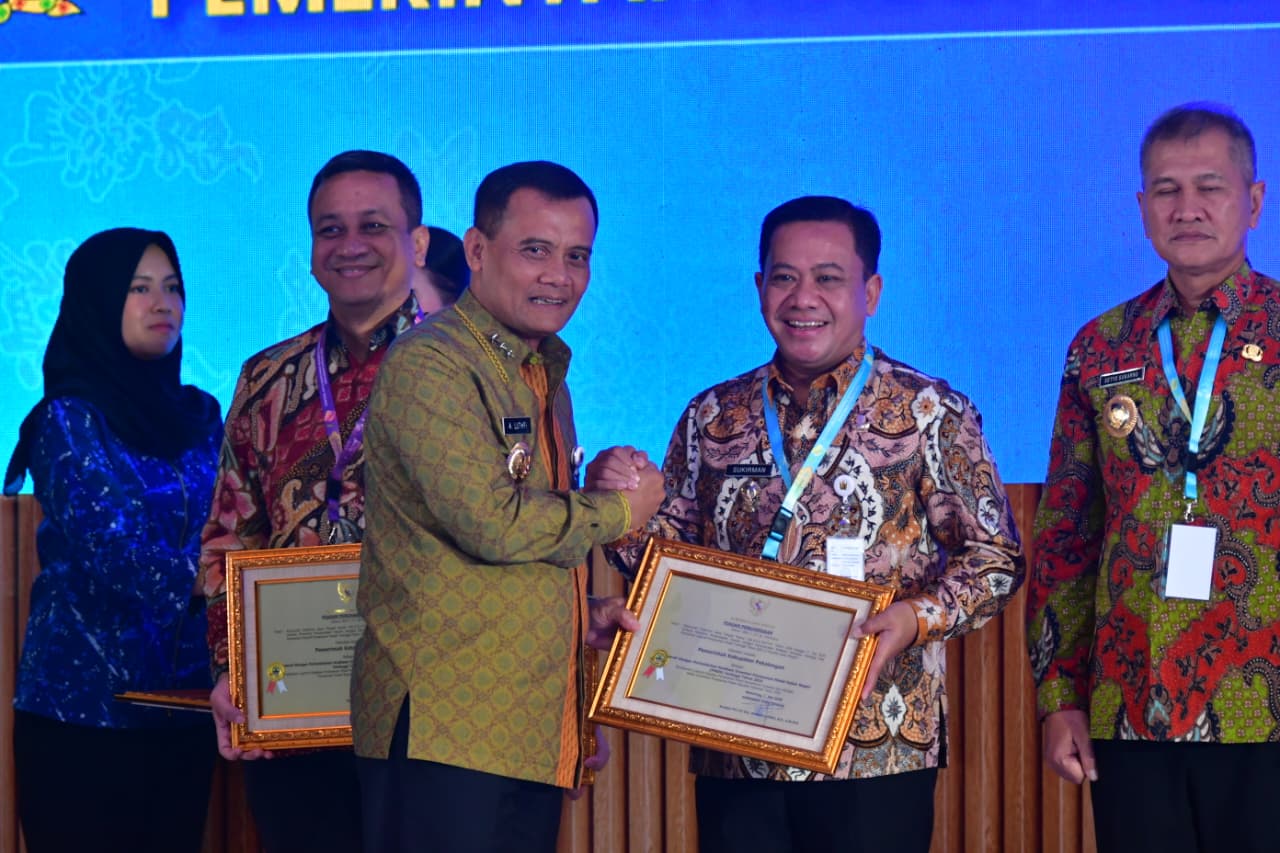 Plt Bupati Pekalongan Sukirman Terima Penghargaan PMDN Tertinggi se ...