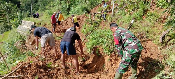 Jalan Utama Penghubung 2 Dukuh di Desa Pamutuh Kabupaten Pekalongan Tertutup Longsor