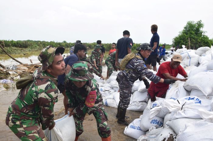 Tanggul Darurat Dibuat, Banjir di Pesisir Wonokerto Pekalongan Mulai Surut