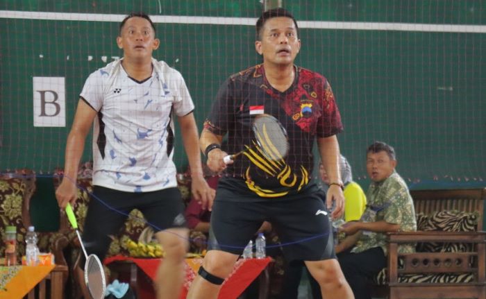 Titip Pesan Kamtibmas Jelang Pemilu 2024, Kapolres Pekalongan Gelar Badminton Bersama Warga Kedungwuni