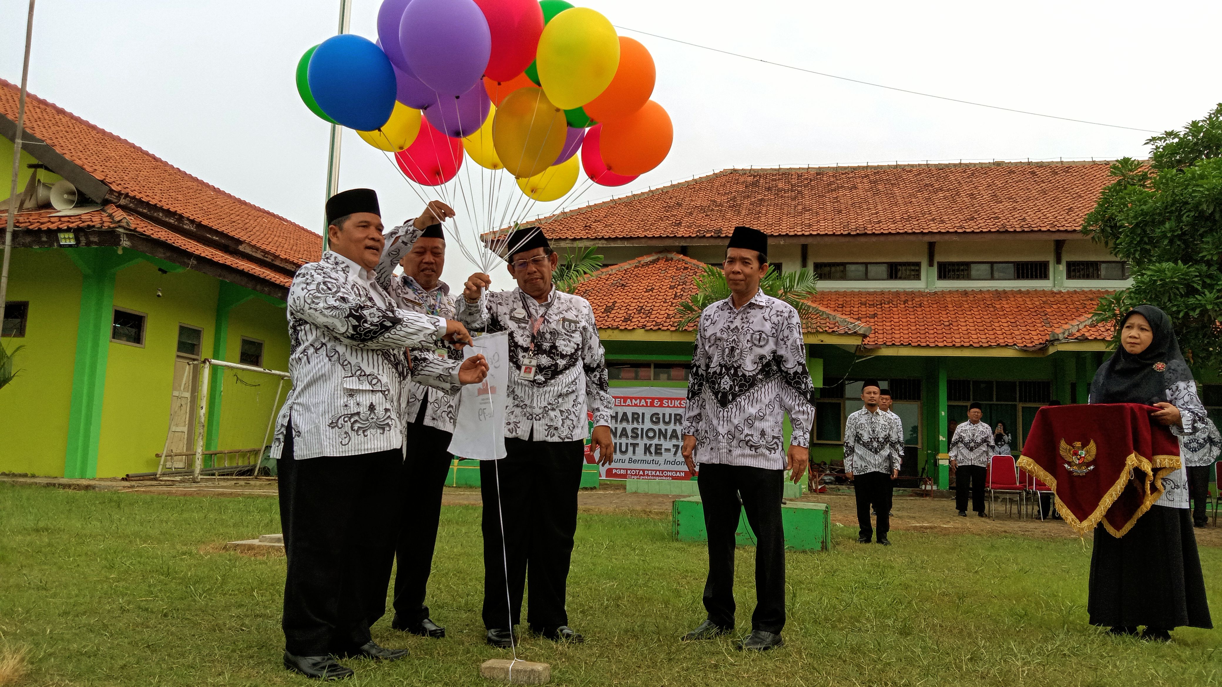 Gelar Upacara HGN-HUT ke-79, PGRI Cabsus Kemenag Harapkan Ada Peningkatan Kesejahteraan Guru Negeri dan Swasta