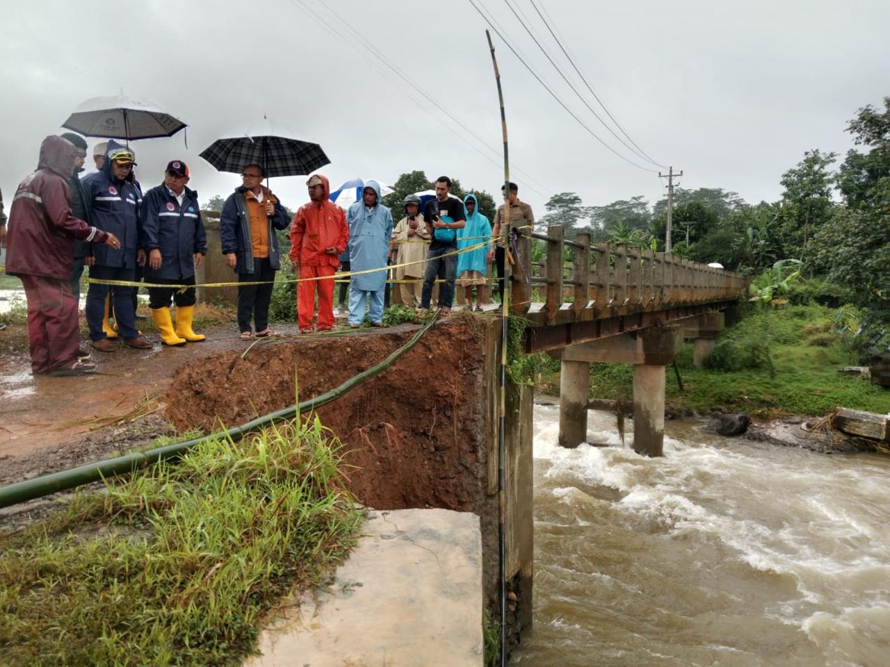 Bupati Batang Perintahkan Pengerjaan Darurat Tebing Jembatan Kritis yang Hampir Putus