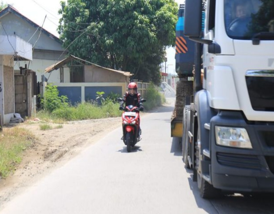  Simak Ini, Cara Aman Menyalip Truk atau Bus Saat Naik Motor