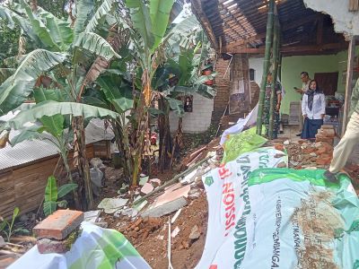 Puting Beliung dan Longsor Hajar Kabupaten Pekalongan, 5 Rumah Rusak, Pemda Salurkan Bantuan Logistik