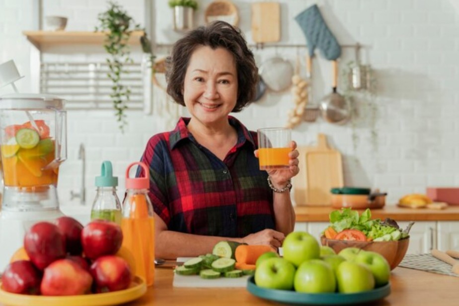 10 Jus Buah dan Sayur agar Lansia Sehat di Masa Tua