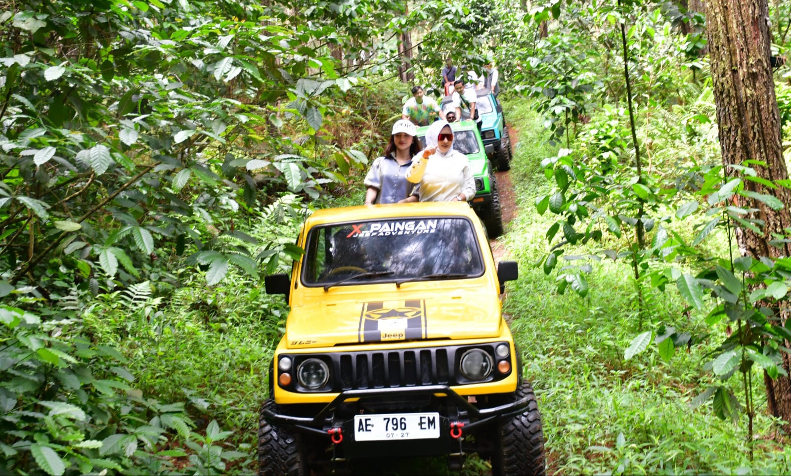 Eksplor Wisata Di Kecamatan Paninggaran, Bupati Fadia Arafiq Bersama Awak Media Naik Jeep Lewati Hutan