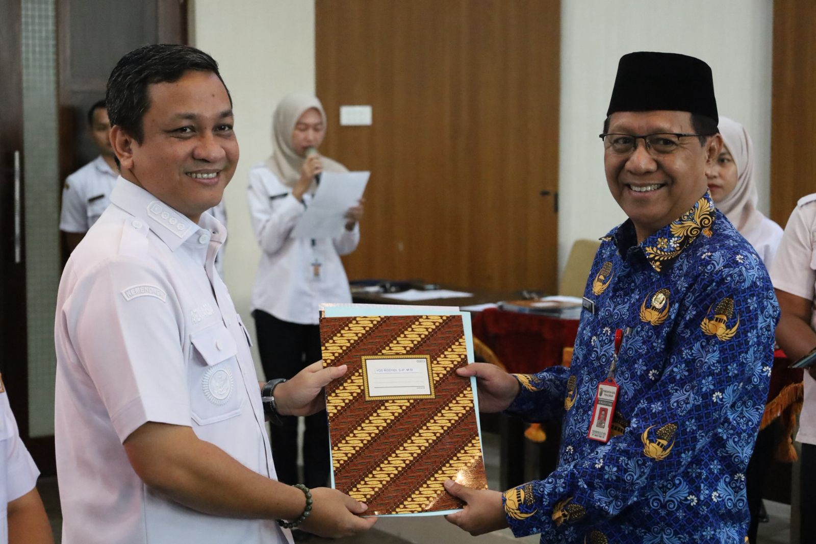   Apresiasi Pengabdian Puluhan Tahun, Wali Kota Aaf Serahkan SK Pensiun dan THT bagi 21 ASN!