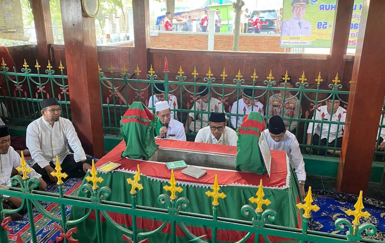 Bupati Batang Ziarah ke Makam Kyai Mandurorejo, Ajak ASN Teladani Perjuangan Pendiri Daerah
