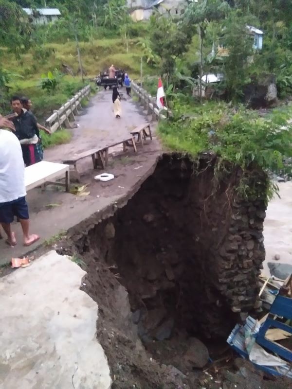 Jembatan Kali Keruh di Kandangserang Ambrol Tergerus Banjir, Mobil Kecil Masih Bisa Melintasinya