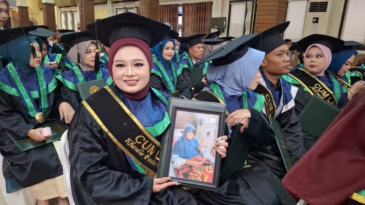  Kado Terindah untuk Ibu Tercinta di Surga: Mahasiswi UMPP Wisuda Tepat Setahun Kepergian Ibu