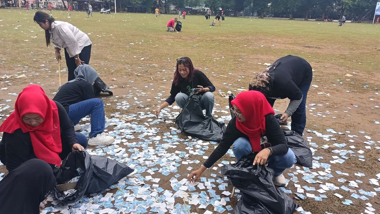 Dukung Pilkada Damai, Relawan Fallas-Ridwan Bersihkan Lapangan Dracik Kampus Usai Dipakai Kegiatan Senam Sehat