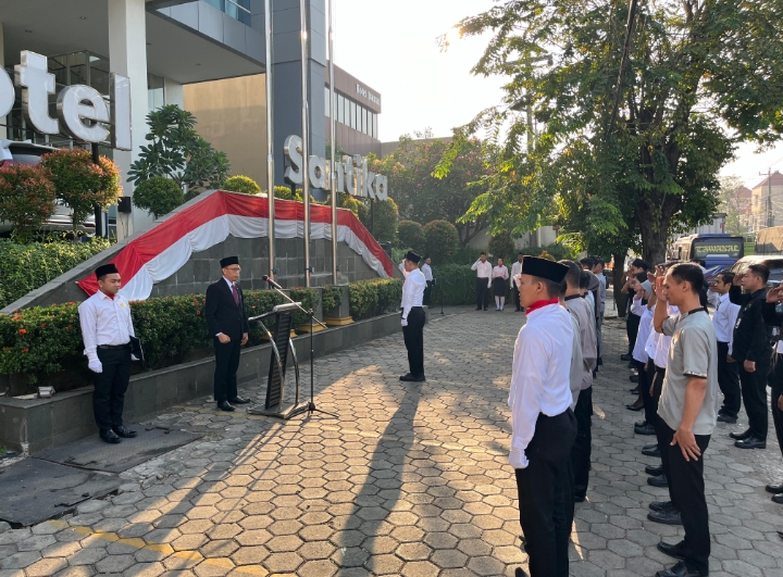 Peringati HUT RI ke-79, Hotel Santika Pekalongan Gelar Upacara Bendera 