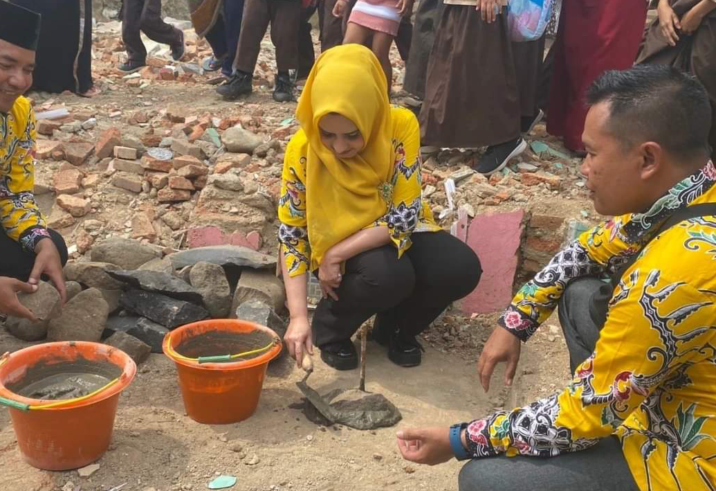 Bupati Fadia Letakan Batu Pertama Pembangunan Masjid Jami Nurul Yaqin Desa Domiyang Paninggaran