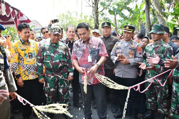 Jalan TMMD Sengkuyung II di Pekalongan Selesai Dibangun, Guru dan Anak-anak Sekolah Bahagia
