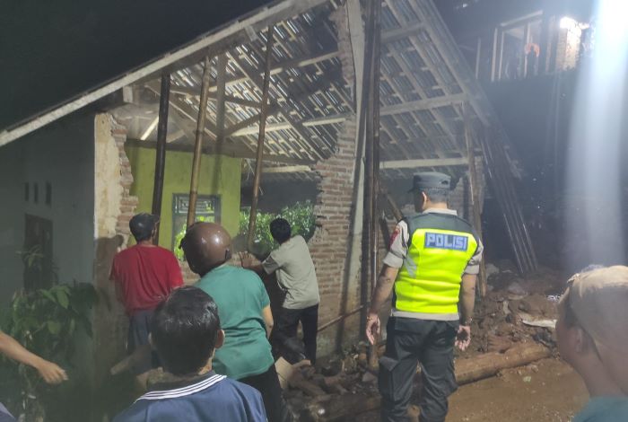 Tebing Longsor Hantam Rumah Warga di Desa Krandegan Paninggaran