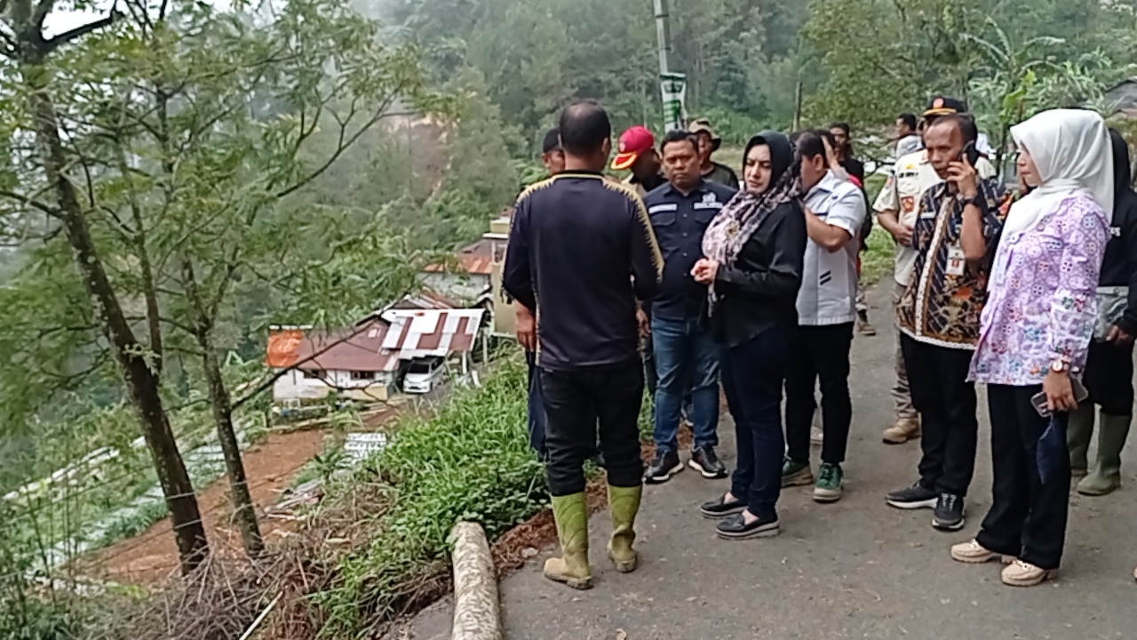 Wakil Ketua DPRD Ruben Tinjau Langsung ke Lokasi Bencana Longsor di Petungkriyono