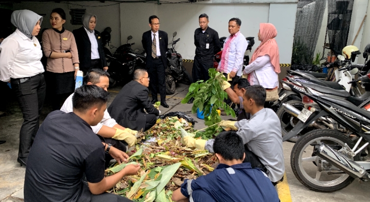 Gandeng DLH, Hotel Santika Pekalongan Terapkan Pengurangan Sampah dan Beri Pelatihan Ubah Sampah Jadi Kompos