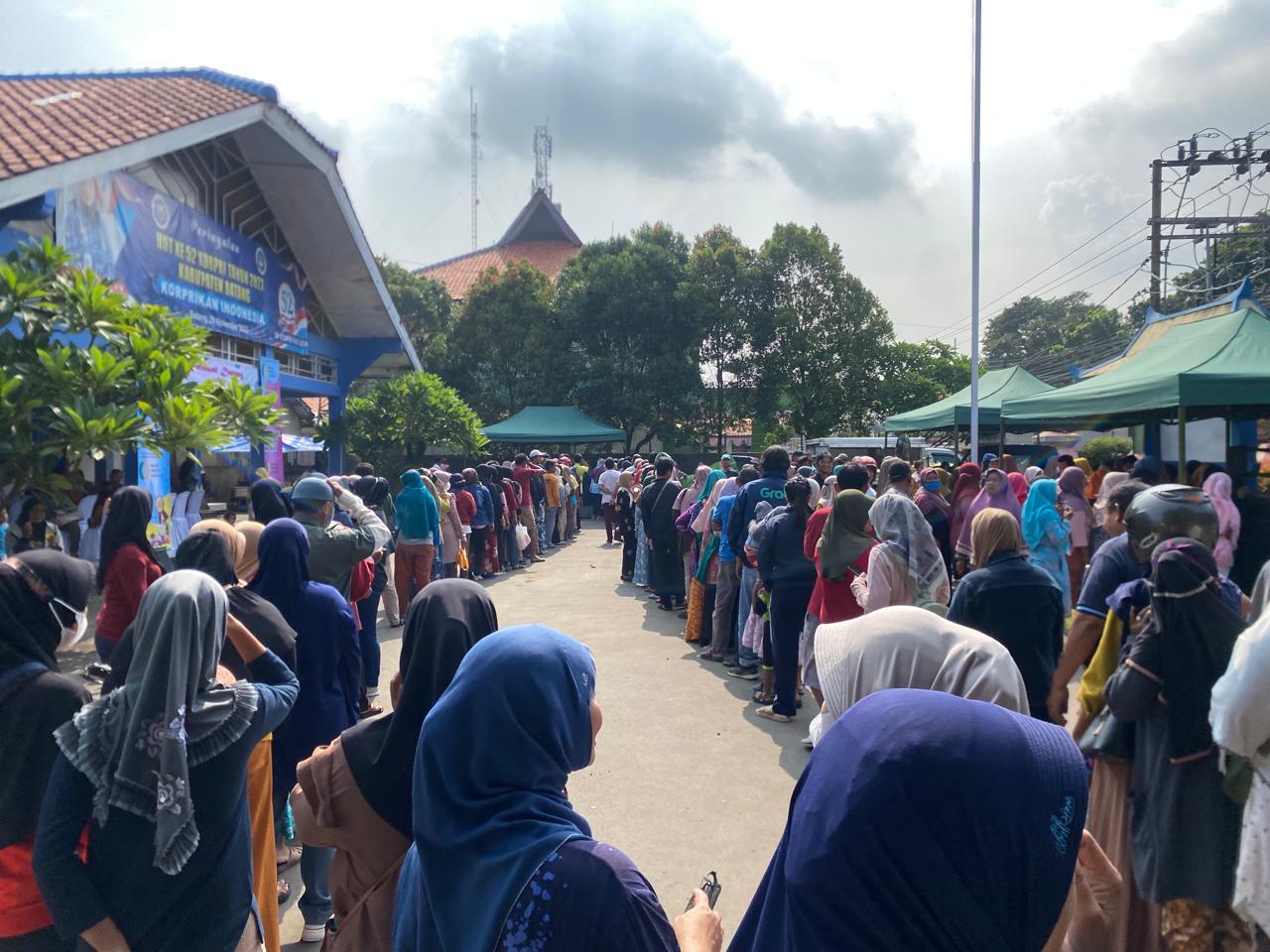 Beras Masih Mahal, Antrean Pembelian Beras Murah di Batang Mengular