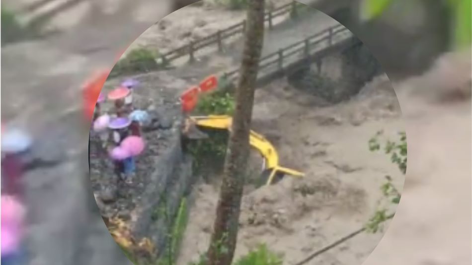 Dihajar Banjir, Eskavator Milik DPU Terseret Arus Kali Keruh di Kandangserang