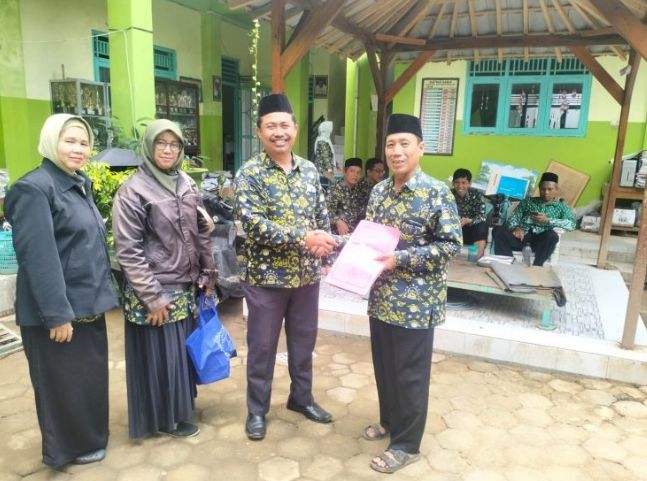 KKMI Kecamatan Kedungwuni Berikan Bantuan untuk Madrasah Terdampak Banjir