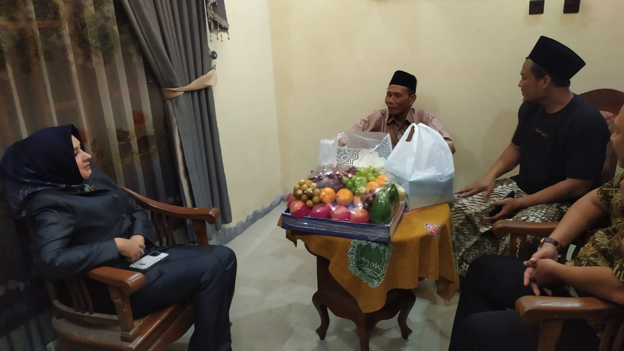 Bupati Pekalongan Fadia Arafiq Kunjungi dan Berikan Bantuan Korban Rumah Kebakaran di Kedungwuni