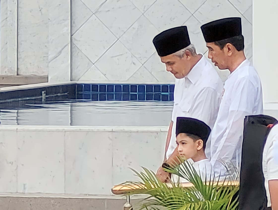 Ganjar dan Jokowi Kompak Jumatan Bareng di Masjid Sheikh Zayed Solo