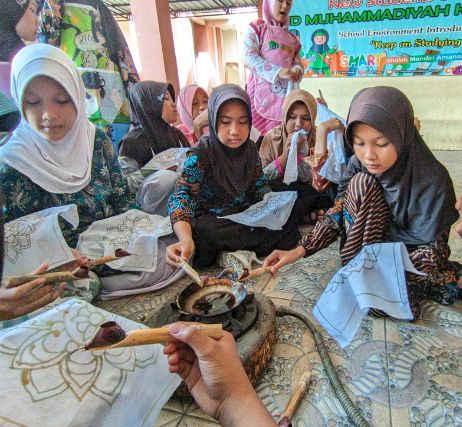 Peringati Hari Batik Nasional, SDM Kajen Gelar Karya Batik Sekolah 