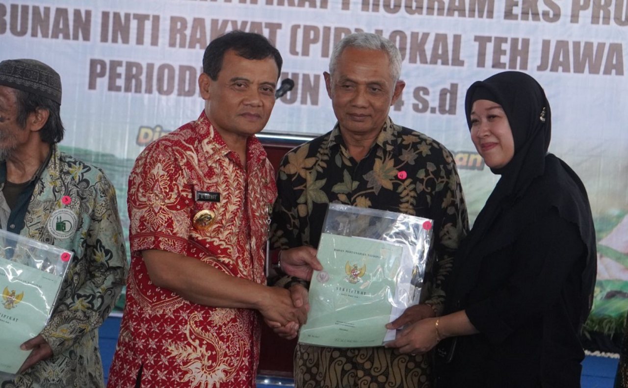 Gubernur Jawa Tengah Serahkan 1.065 Sertifikat Tanah untuk Petani Teh Eks PIR di Tiga Kabupaten