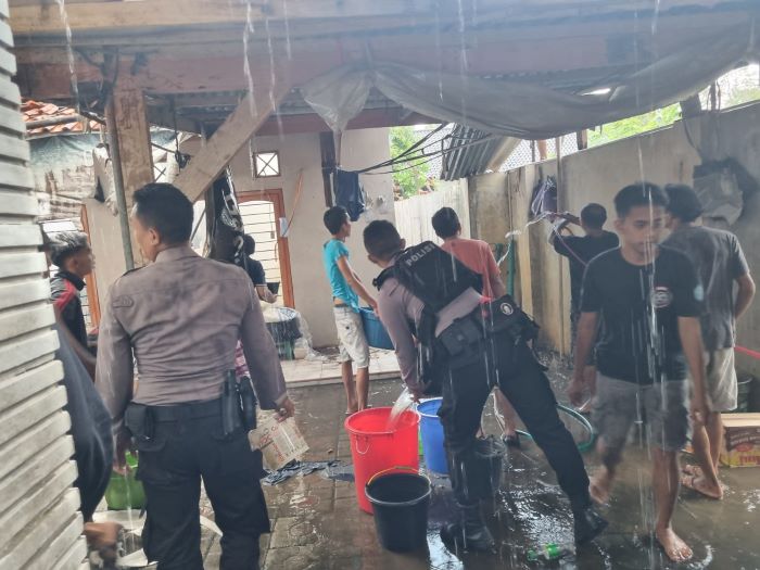 Kebakaran Rumah Konveksi di Bojong, Dalmas Polres Pekalongan Sigap Bantu Padamkan Api