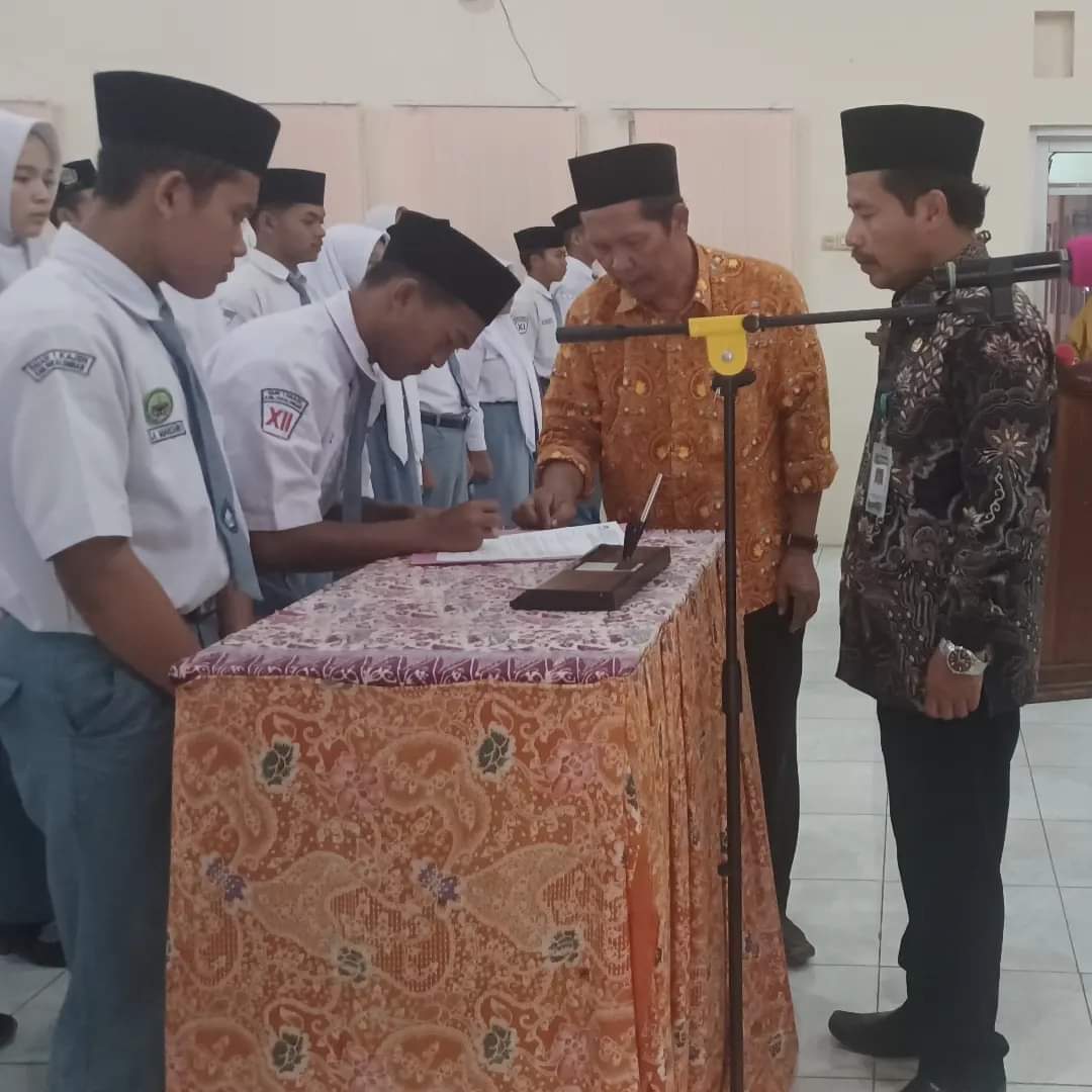 Kepala Kemenag Lantik Pengurus ROHIS SMA/SMK Kabupaten Pekalongan Masa Khidmat 2023-2024