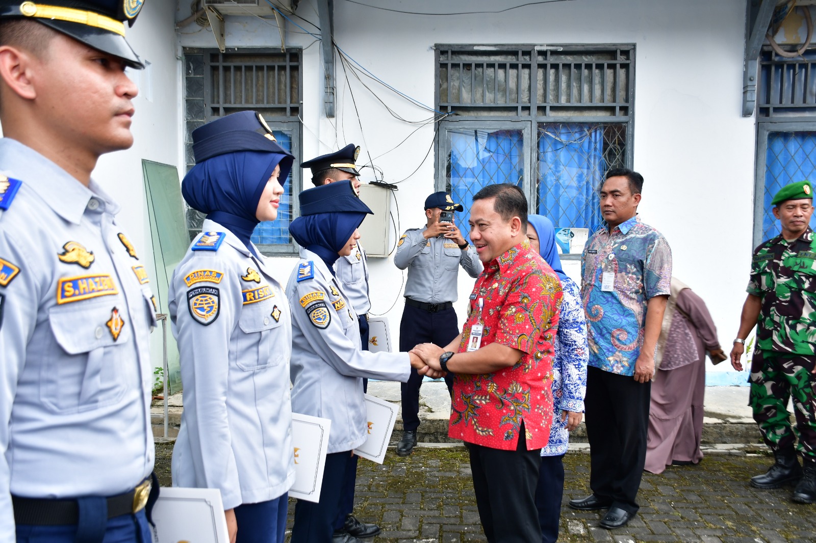 Wakil Bupati Pekalongan Sukirman Serahkan SK Pengangkatan 8 CPNS Lulusan PTDI-STTD