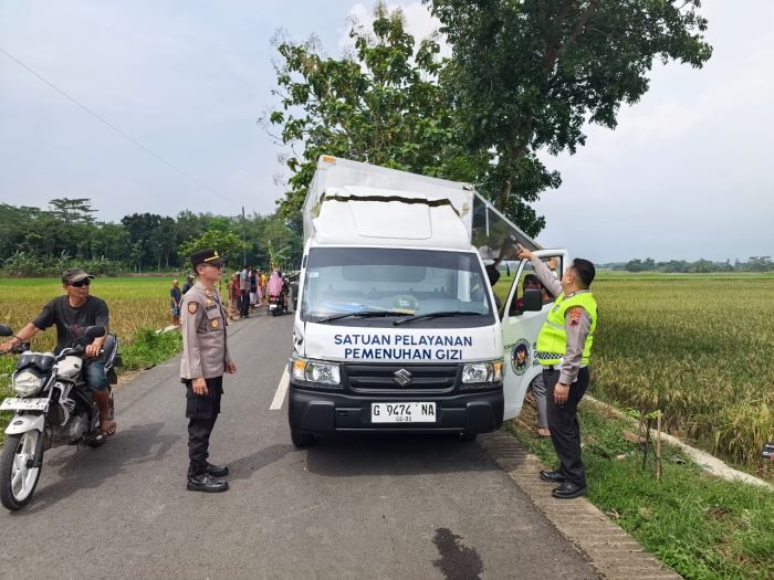 Mobil MBG Terguling di Kesesi Pekalongan