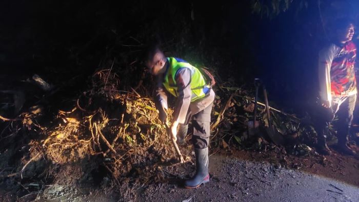 Longsor Tutup Jalan Karanganyar-Lebakbarang