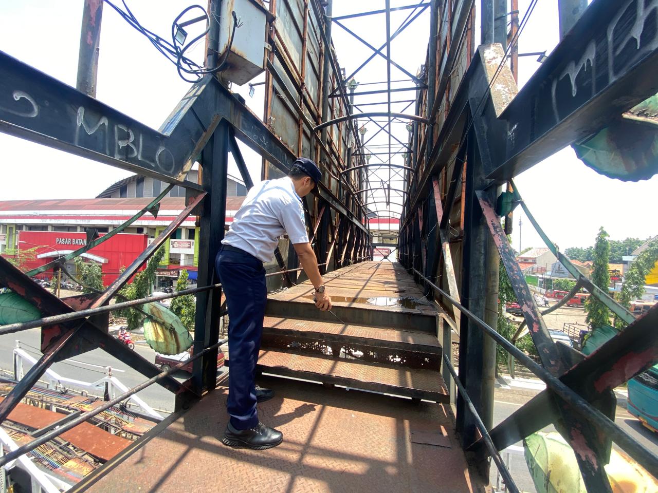 Tak Layak dan Membahayakan, Dishub Batang Bakal Pasang Larangaan Melintasi JPO Depan Pasar Batang 