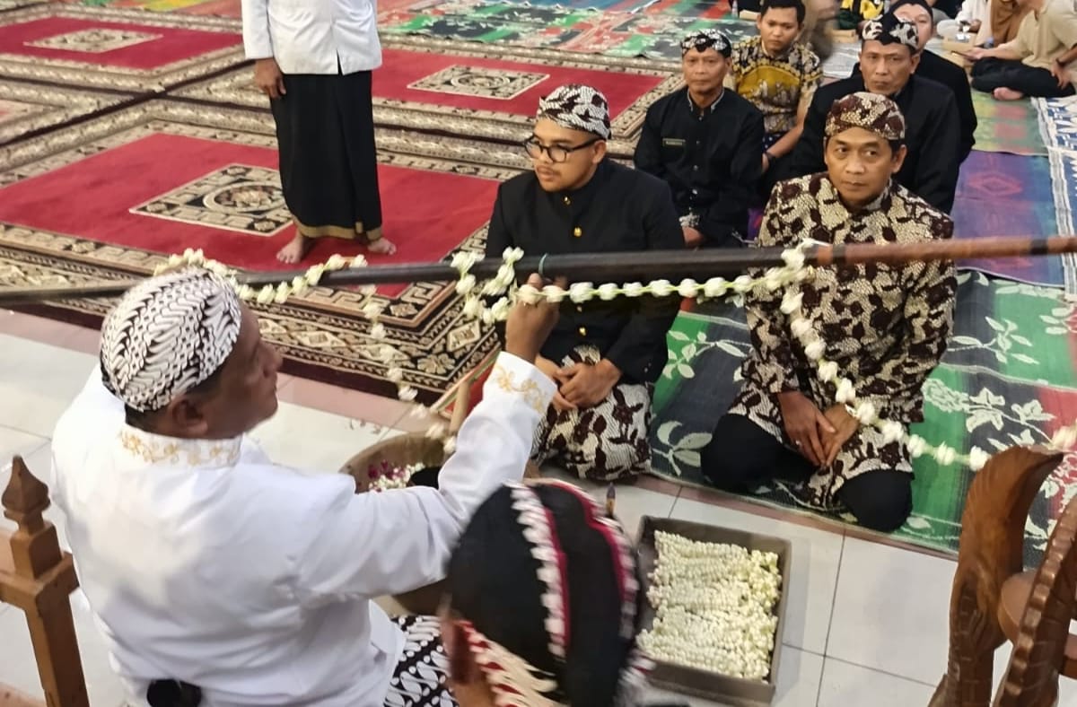 Malam Satu Suro di Batang, Masyarakat Umum Padati Ritual Penjamasan Tombak Abirawa